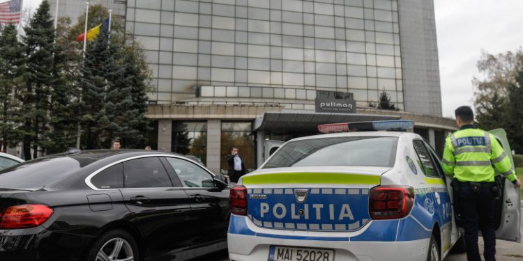 Un militar francez a fost găsit mort într-un hotel din București. Ar fi fost înjunghiat cu o foarfecă