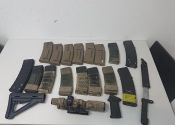 Încărcătoare pentru arme de foc, o lunetă și o baionetă pumnal, depistate la un străin, la intrarea în Aeroportul Internațional Chișinău | VIDEO