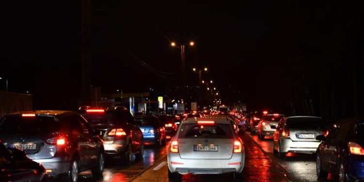 Ambuteiaje infernale, semafoare nefuncționale și oameni blocați în lifturi. Deconectările masive de energie electrică au creat prăpăd în capitală și în țară | VIDEO