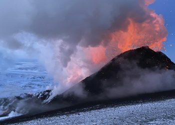 На Камчатке начал извергаться самый высокий вулкан в Евразии