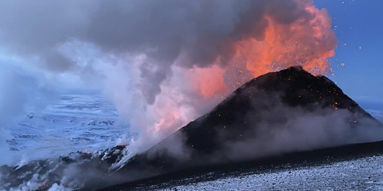 На Камчатке начал извергаться самый высокий вулкан в Евразии