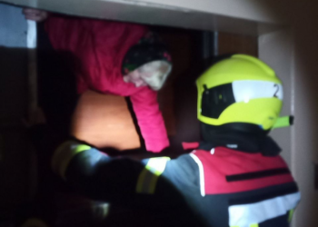 Zeci de oameni, printre care 2 copii, au rămas blocați în ascensoare, în timpul deconectărilor de curent: Salvatorii au intervenit pe mai multe adrese
