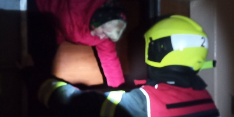 Zeci de oameni, printre care 2 copii, au rămas blocați în ascensoare, în timpul deconectărilor de curent: Salvatorii au intervenit pe mai multe adrese