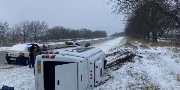 Ninsorile fac ravagii pe drumurile din țară: Un autobuz cu pasageri s-a răsturnat, poliția și două ambulanțe, la fața locului