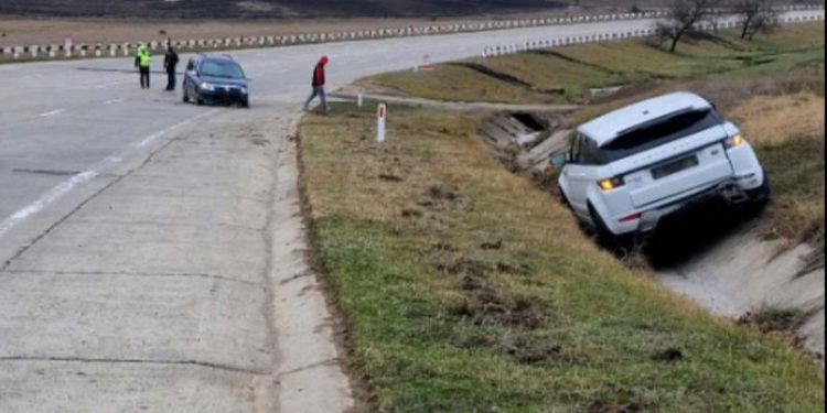 O mașină a ajuns într-un șanț, după ce s-a lovit de un alt automobil, la Ialoveni