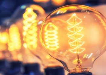 Cât plătesc moldovenii pentru energia electrică, comparativ cu vecinii de peste Prut