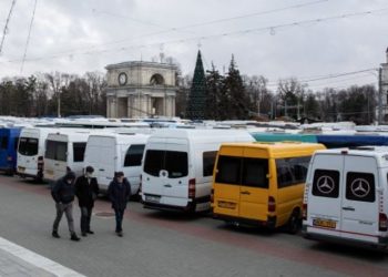 „Doar reprezentanții internaționali poat determina organele competente să acționeze după lege, nu din motive politice”. Transportatorii au protestat în fața sediului Delegației UE | VIDEO