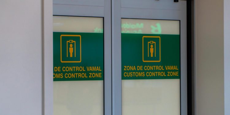 В аэропорту Кишинева остановили гражданина России с поддельной британской визой