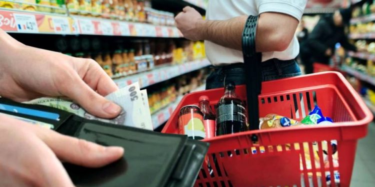 Tot mai mulți europeni întâmpină dificultăţi în a-şi procura strictul necesar