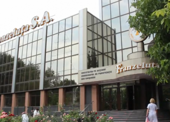 „Un reprezentant al presei nu poate gestiona producția de pâine”. Angajații de la „Franzeluța” protestează împotriva schimbării conducerii întreprinderii. Reacția ex-directorului | VIDEO