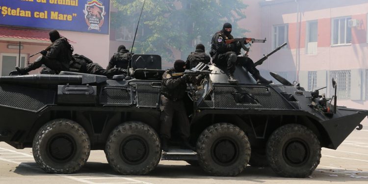 На севере страны спецназовцы проводят учения