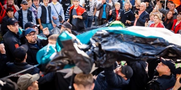 Presa europeană: Să lupți pentru principii și să trăiești conform lor sunt lucruri diferite