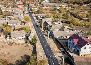 „E o frumusețe de nerecunoscut”. După 30 de ani de gropi și beznă, grație efortului echipei lui Ilan Șor, un drum din Taraclia a fost renovat și iluminat conform celor mai moderne standarde | VIDEO