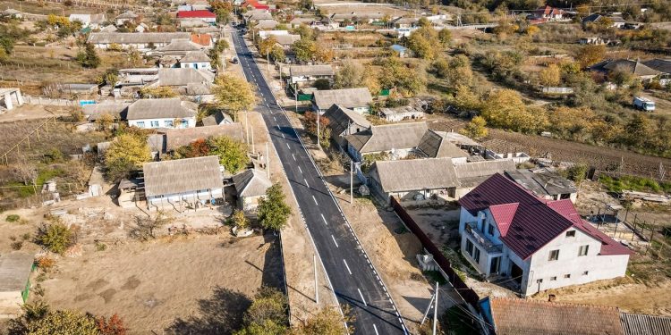 „E o frumusețe de nerecunoscut”. După 30 de ani de gropi și beznă, grație efortului echipei lui Ilan Șor, un drum din Taraclia a fost renovat și iluminat conform celor mai moderne standarde | VIDEO
