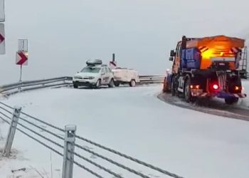 Iarna își intră în drepturi pe traseul Transfăgărăşan, România: Zăpadă măsoară câțiva centimetri