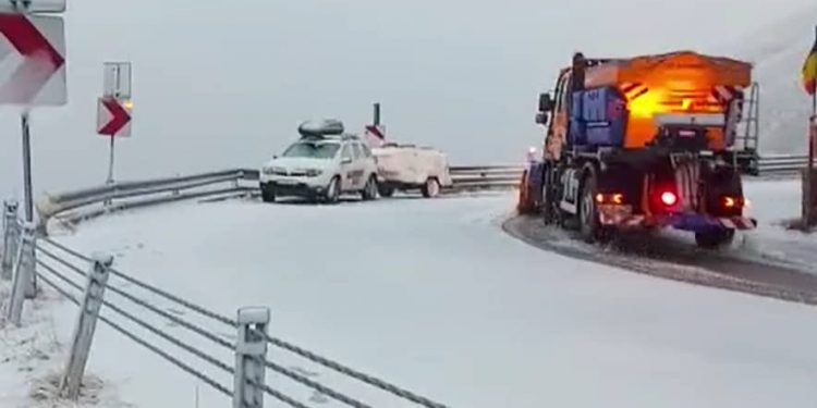Iarna își intră în drepturi pe traseul Transfăgărăşan, România: Zăpadă măsoară câțiva centimetri