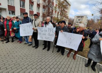 Patru din cei opt reprezentanți ai Partidului „ȘOR” rămân sub control judiciar. În timp ce magistrații examinau cazul, în fața Curții de Apel oamenii scandau „Jos dictatura” | VIDEO