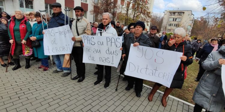 Patru din cei opt reprezentanți ai Partidului „ȘOR” rămân sub control judiciar. În timp ce magistrații examinau cazul, în fața Curții de Apel oamenii scandau „Jos dictatura” | VIDEO