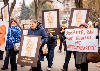 „Oferta PAS pentru popor”. Indignați de gestul deputatului Oazu Nantoi, membri și simpatizanți ai Partidului „ȘOR” au organizat un nou flashmob, cerând demisia guvernării | VIDEO