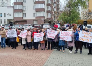 „Au promis democrație, dar avem dictatură”. Membrii și simpatizanții Partidului ”ȘOR” au cerut demisia Veronicăi Dragalin în fața Procuraturii Anticorupție | VIDEO