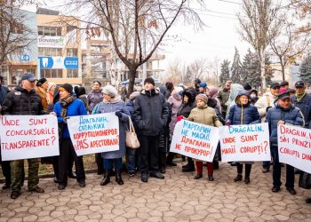 „Ei aici lucrează ca să ne distrugă țara”. Membrii și simpatizanții Partidului „ȘOR” au protestat în fața Procuraturii Anticorupție, cerând demisia Veronicăi Dragalin | VIDEO