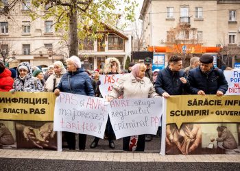 „Noi nu avem din ce trăi și cu ce achita facturile”. Indignați de tarifele și mai mari la curent, membrii și susținătorii partidului „ȘOR” au organizat un protest în fața ANRE | VIDEO