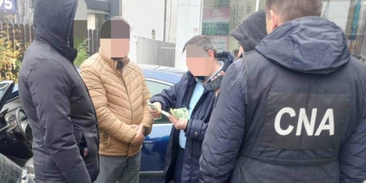 Avocat, reținut în flagrant de CNA. Ar fi pretins 5500 de euro pentru a influența o magistrată de la Drochia
