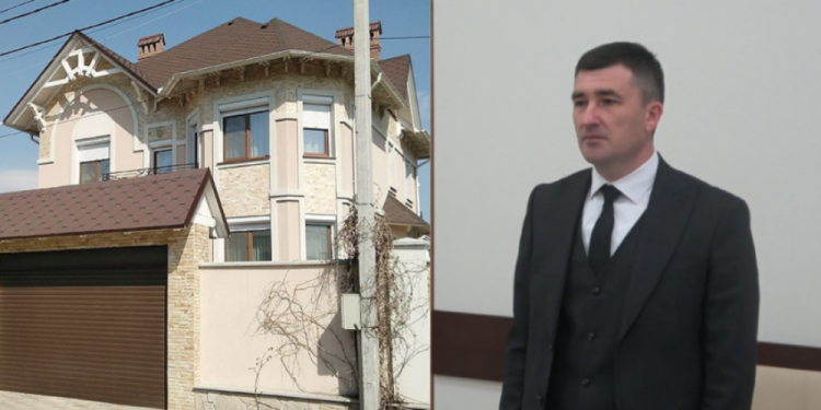Un nou flashmob, organizat în fața casei procurorului general interimar, Ion Munteanu. Oamenii îl acuză că ar îndeplini indicațiile consilierului prezidențial, Dorin Recean | VIDEO