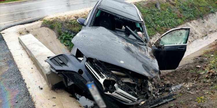 Carosabilul umed provoacă accidente. Un șofer de 24 de ani a ajuns cu mașina într-un șanț | VIDEO