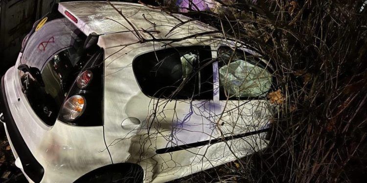 O adolescentă, spitalizată după ce a fost lovită de o mașină: Martorii spun că se afla pe trotuar | VIDEO