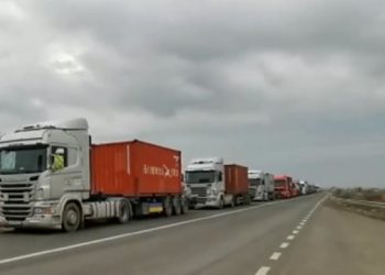 Blocaje la frontiera Romîniei. Șoferii de TIR spun că așteaptă și șase zile să intre în țară, mii de ucraineni fug de beznă, frig și război