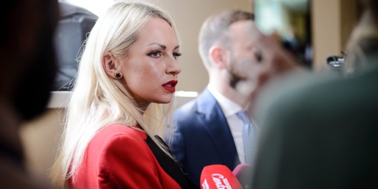 O nouă ședință în dosarul Marinei Tauber. În timp ce magistrații examinau cererea avocaților, susținătării deputatei cereau eliberarea ei din arest. Când va fi anunțată decizia | VIDEO