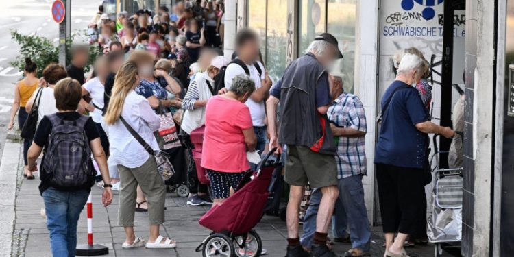 Cozile la băncile de alimente din Germania sunt tot mai mari. Sunt atât de mulți oameni săraci, că voluntarii ajung să îi refuze