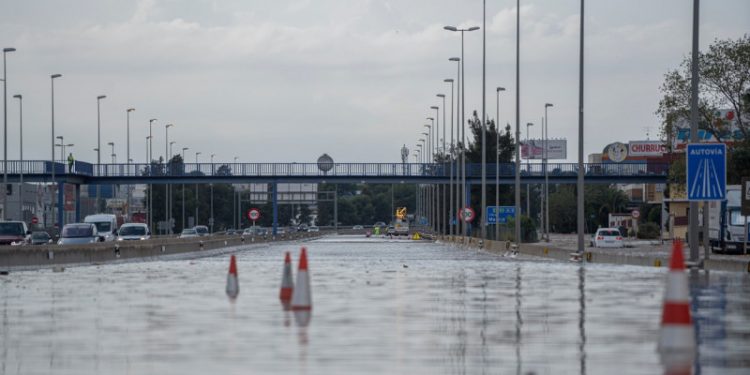 Inundații puternice în Spania. Serviciile de urgență salvează oameni care au rămas blocați în mașini sau în case