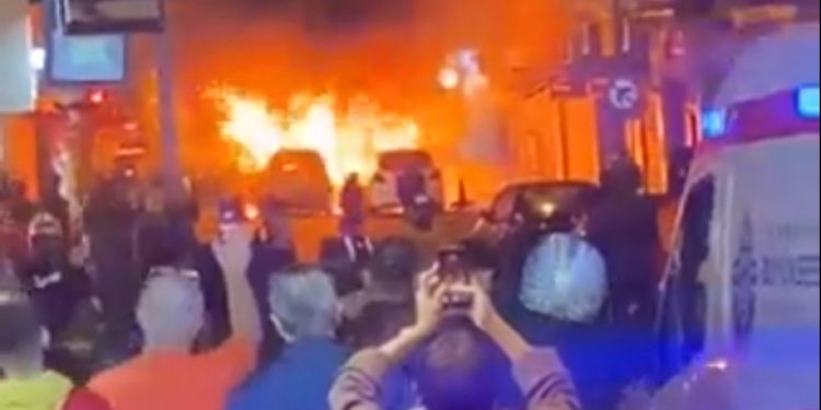 Detalii despre explozia de la Istanbul: Mai multe mașini au ars după ce una dintre ele a explodat. presa anunță despre 4 răniți | VIDEO