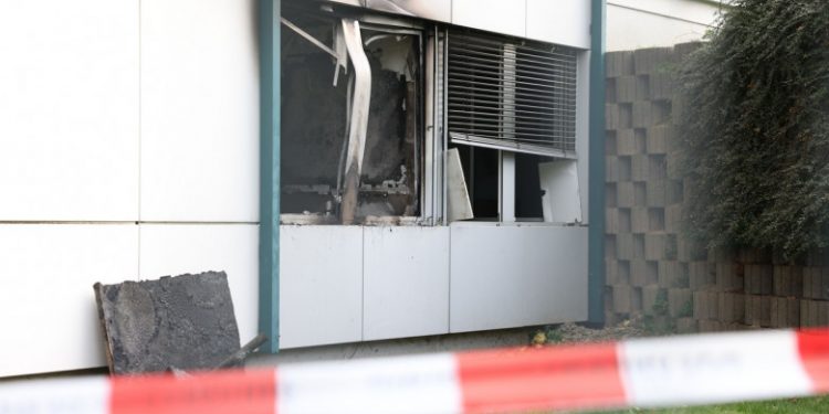 Un pompier german e bănuit de incendieri în serie. Ar fi dat foc unui centru de refugiați ucraineni, apoi a mers să stingă flăcările