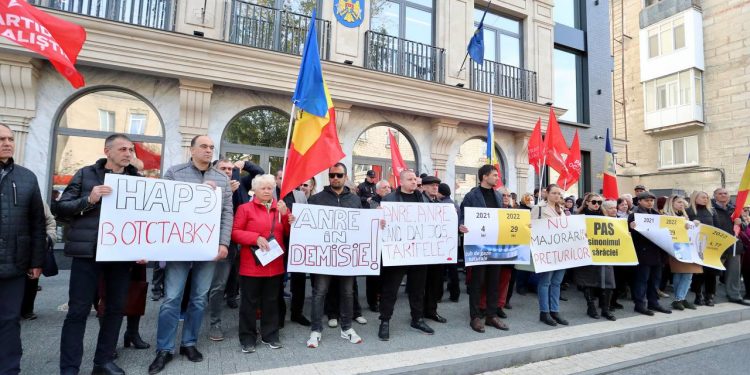Flashmob organizat de către membrii și susținătorii PSRM, în fața sediului ANRE: „Ei trebuie să plece, ei deservesc doar interese și conforturi.” | VIDEO