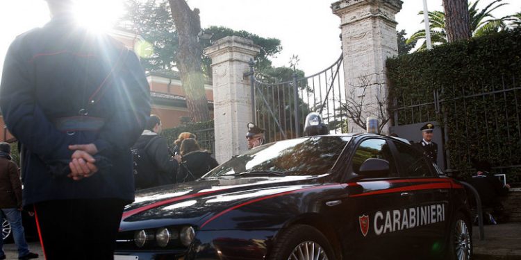 Pentru că au greșit casa pe care voiau s-o jefuiască, 4 hoți și-au cerut scuze, au făcut curățenie și au plecat