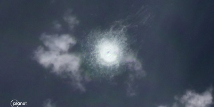 Cratere adânci de 5 metri făcute de exploziile care au avariat Nord Stream 1. Bucăți din conductă s-au împrăștiat la 250 de metri