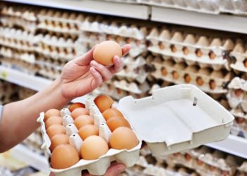 „Aproape totul s-a scumpit. Vom mânca doar pesmeți”. Reacția chișinăuienilor și explicațiile comercianților după prețul ouălor a crescut cu peste cinci lei | VIDEO