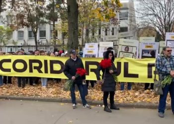 „Coridorul rușinii”, organizat de partidul „ŞOR» în curtea Parlamentului. Participanții aruncau garoafe în fiecare mașină ce intra pe teritoriul Legislativului, cerând demisia PAS și a Maiei Sandu | VIDEO