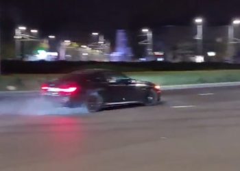 Drift-uri nocturne în Capitală: Un automobil „zbura” pe sensul giratoriu de pe strada Ion Creangă | VIDEO
