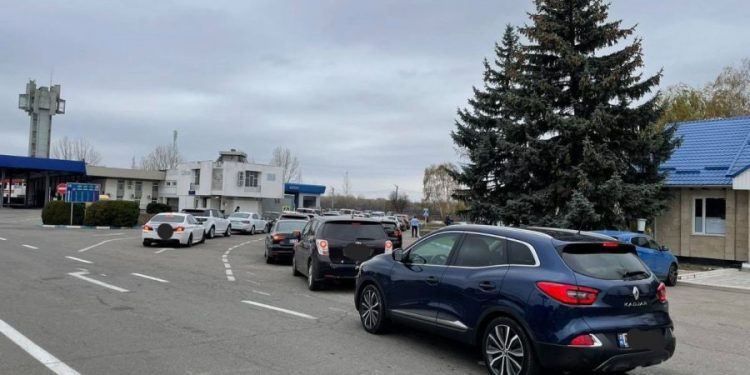 Cozi la două dintre cele mai tranzitate puncte de trecere a frontierei. Recomandările autorităților