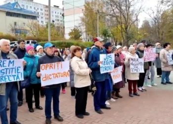 Protest în fața judecătoriei: Maia, nu lupta cu femeile!