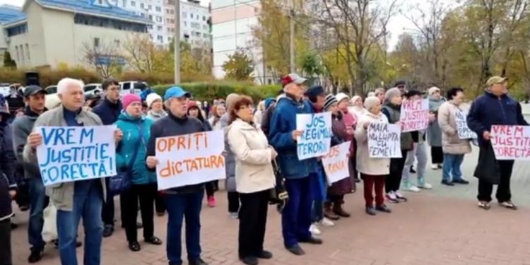 Protest în fața judecătoriei: Maia, nu lupta cu femeile!