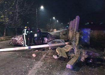 A doborât pilonul: Doi tineri, blocați între fiarele mașinii, la Ialoveni. Salvatorii au intervenit