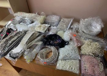 O moldoveancă ar fi încercat să aducă ilegal din Turcia loturi comerciale de accesorii și bijuterii îna sortiment | VIDEO