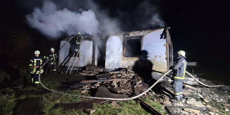 Tragedie într-o familie din raionul Edineț: Un copil de patru ani, dar și bunica lui de 60 de ani au ars de vii în casă