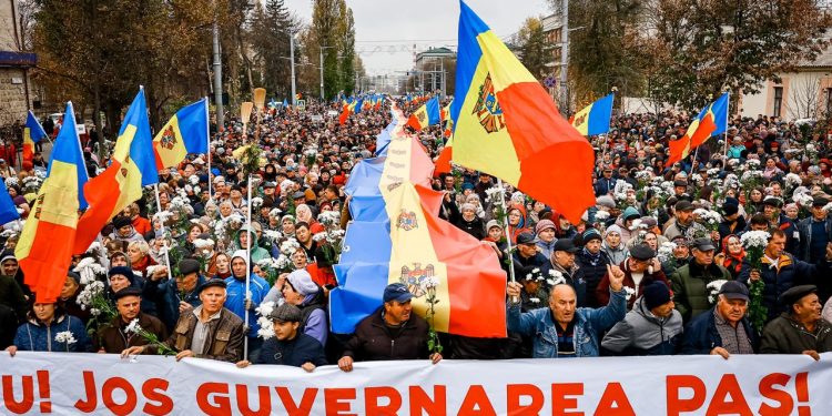 A noua duminică de proteste antiguvernamentale: Manifestanții au organizat un marș în centrul capitalei, cerând demisia guvernării șuia conducerii mai multor instituții de stat | VIDEO