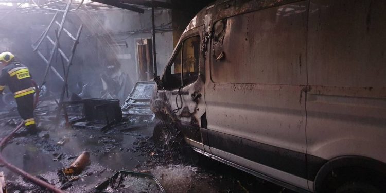 Incendiu la un atelier auto din Chișinău. Două autoturisme, distruse de flăcări